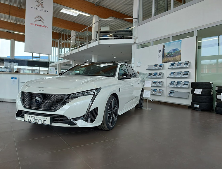 Peugeot im Showroom.